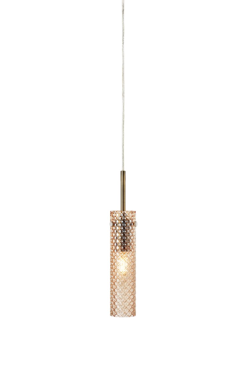 Vibia Ø5 Ámbar lámpara de ventana De Markslöjd - La suspensi&oacute;n larga y estrecha con acabado en lat&oacute;n antiguo armoniza a la perfecci&oacute;n con el color c&aacute;lido del cristal y realza el car&aacute;cter cl&aacute;sico de la l&aacute;mpara.