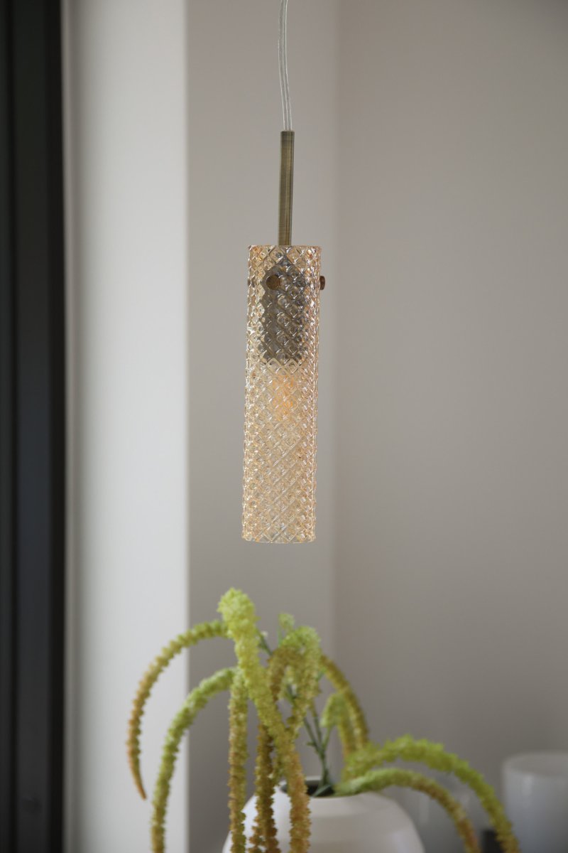 Vibia Ø5 Ámbar lámpara de ventana De Markslöjd - La suspensi&oacute;n larga y estrecha con acabado en lat&oacute;n antiguo armoniza a la perfecci&oacute;n con el color c&aacute;lido del cristal y realza el car&aacute;cter cl&aacute;sico de la l&aacute;mpara.