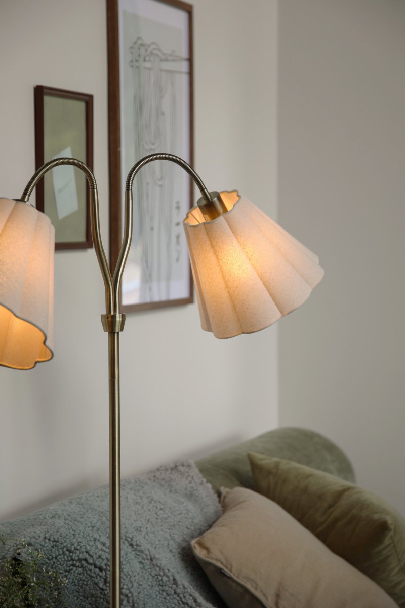 Veya 2 Latón antiguo lámpara de pie De Markslöjd - La base con efecto lat&oacute;n antiguo armoniza a la perfecci&oacute;n con las dos pantallas de tela beige, que proporcionan una luz suave y agradable.