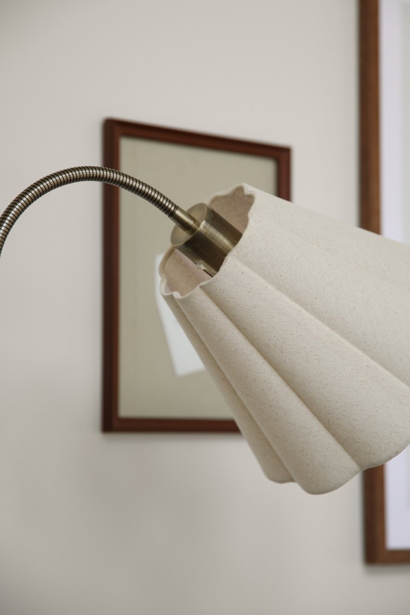 Veya 2 Latón antiguo lámpara de pie De Markslöjd - La base con efecto lat&oacute;n antiguo armoniza a la perfecci&oacute;n con las dos pantallas de tela beige, que proporcionan una luz suave y agradable.