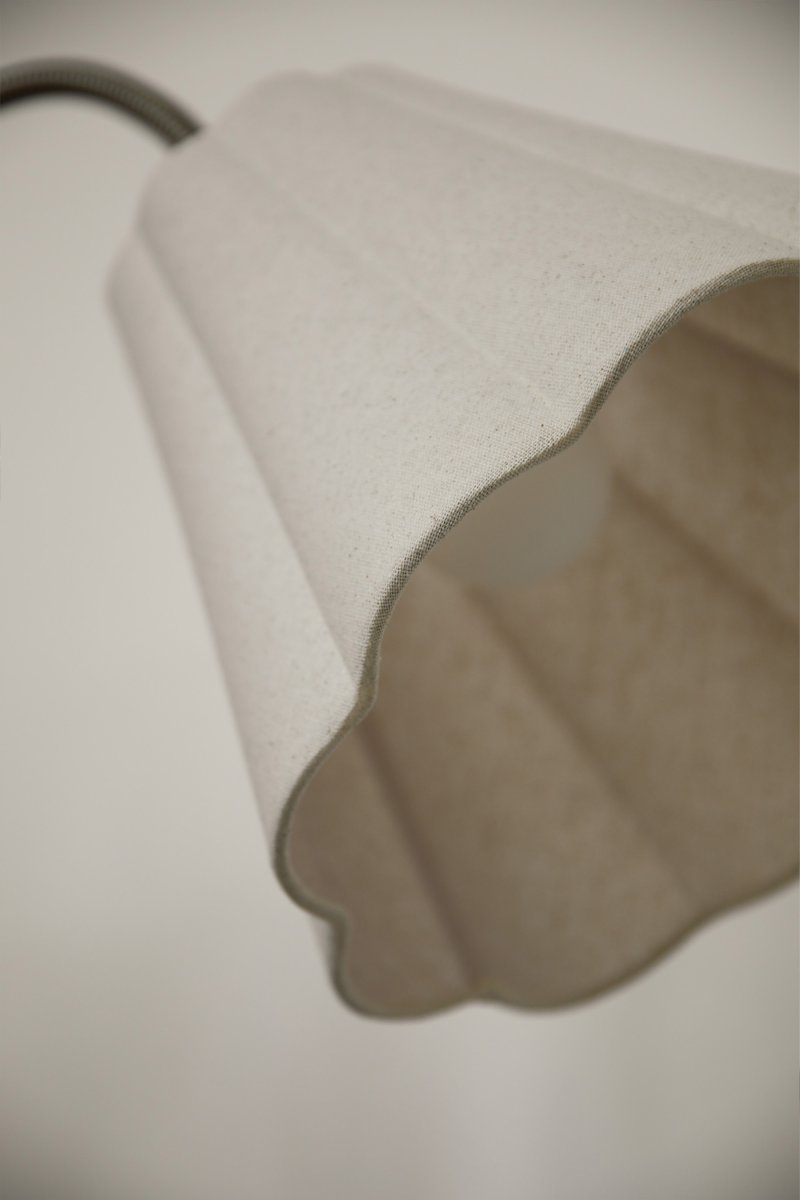 Veya 2 Latón antiguo lámpara de pie De Markslöjd - La base con efecto lat&oacute;n antiguo armoniza a la perfecci&oacute;n con las dos pantallas de tela beige, que proporcionan una luz suave y agradable.
