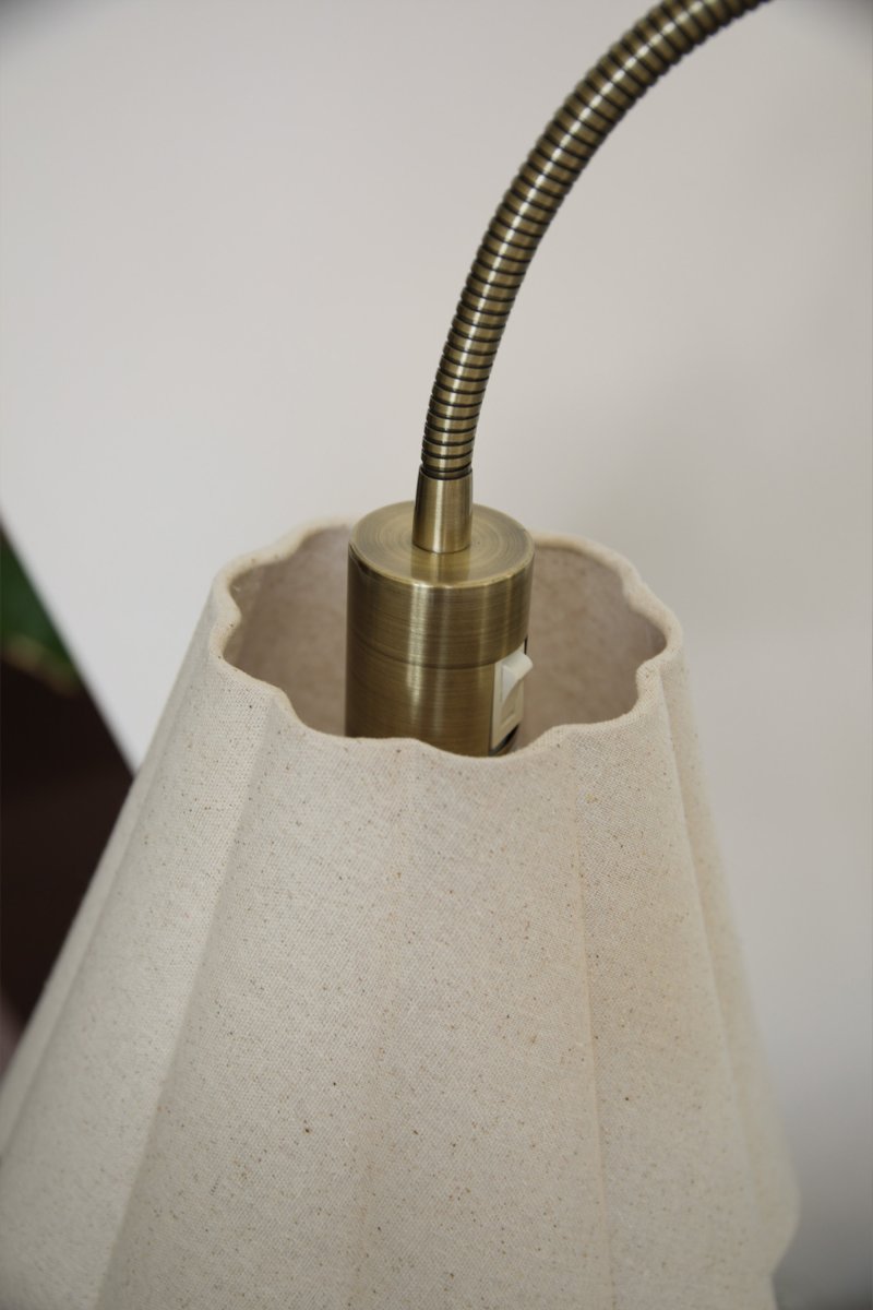 Veya 2 Latón antiguo lámpara de pie De Markslöjd - La base con efecto lat&oacute;n antiguo armoniza a la perfecci&oacute;n con las dos pantallas de tela beige, que proporcionan una luz suave y agradable.