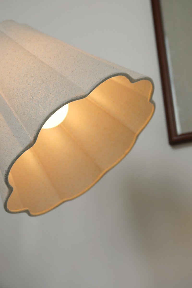 Veya 2 Latón antiguo lámpara de pie De Markslöjd - La base con efecto lat&oacute;n antiguo armoniza a la perfecci&oacute;n con las dos pantallas de tela beige, que proporcionan una luz suave y agradable.