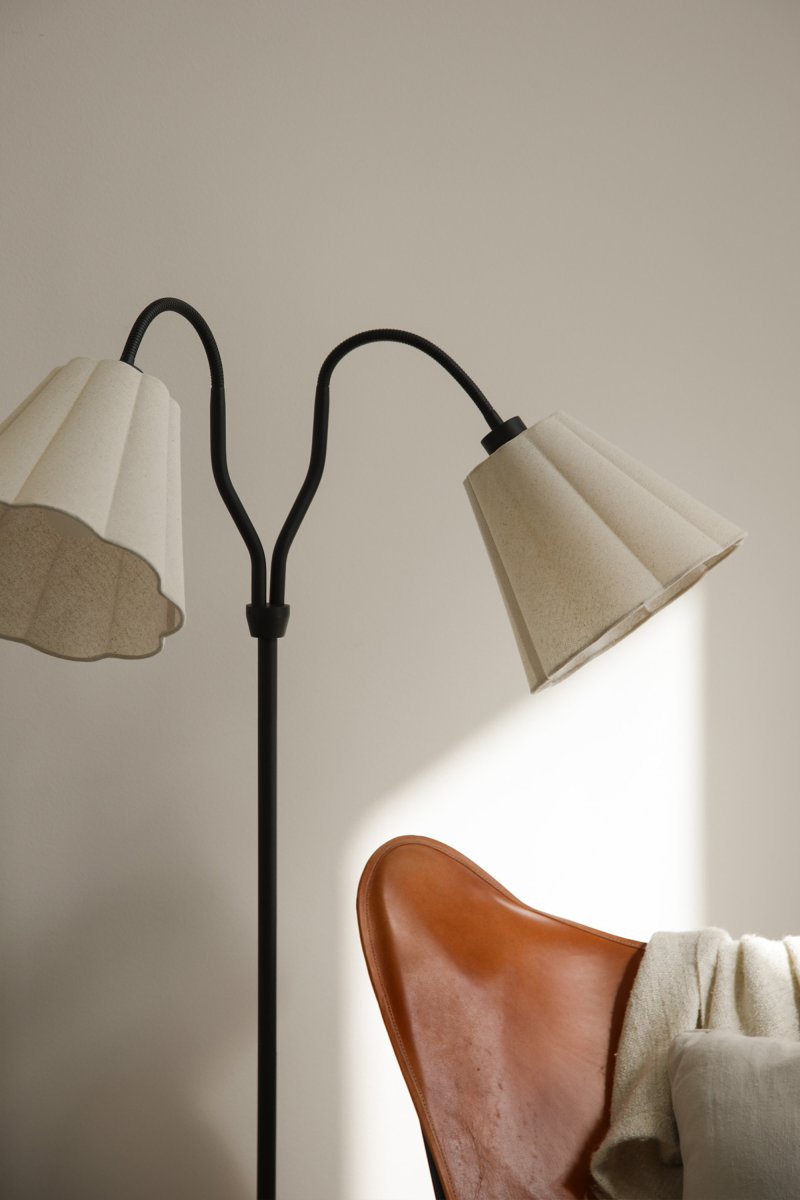 Veya 2 Negro lámpara de pie De Markslöjd - Veya es una elegante lámpara de pie con base de metal negro y dos pantallas de tela beige que crean un sutil contraste.