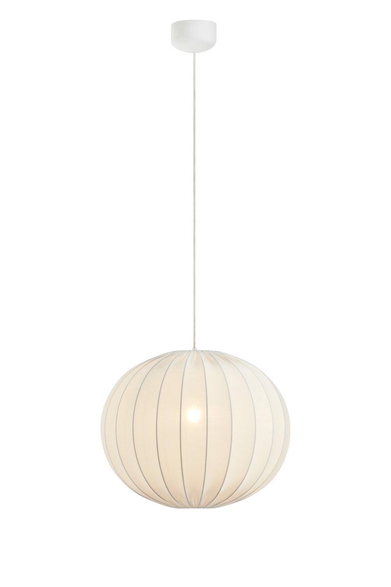 Solia Ø50 Blanco Lámpas de techo De Markslöjd - Su pantalla de tela blanca, de 50 cm de di&aacute;metro, crea una luz suave y agradable que se distribuye armoniosamente por toda la habitaci&oacute;n.