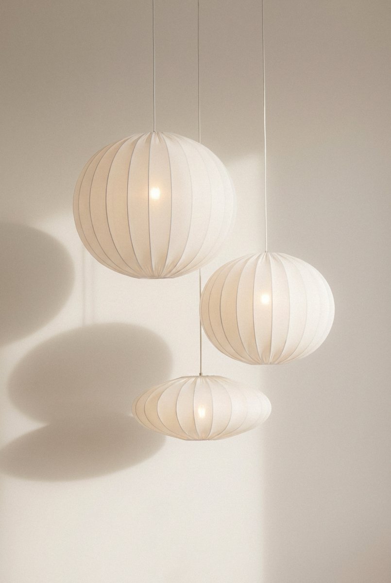Solia Ø50 Blanco Lámpas de techo De Markslöjd - La pantalla de tela blanca tiene un di&aacute;metro de 50 cm y est&aacute; enmarcada por una malla, lo que le confiere su forma decorativa.
