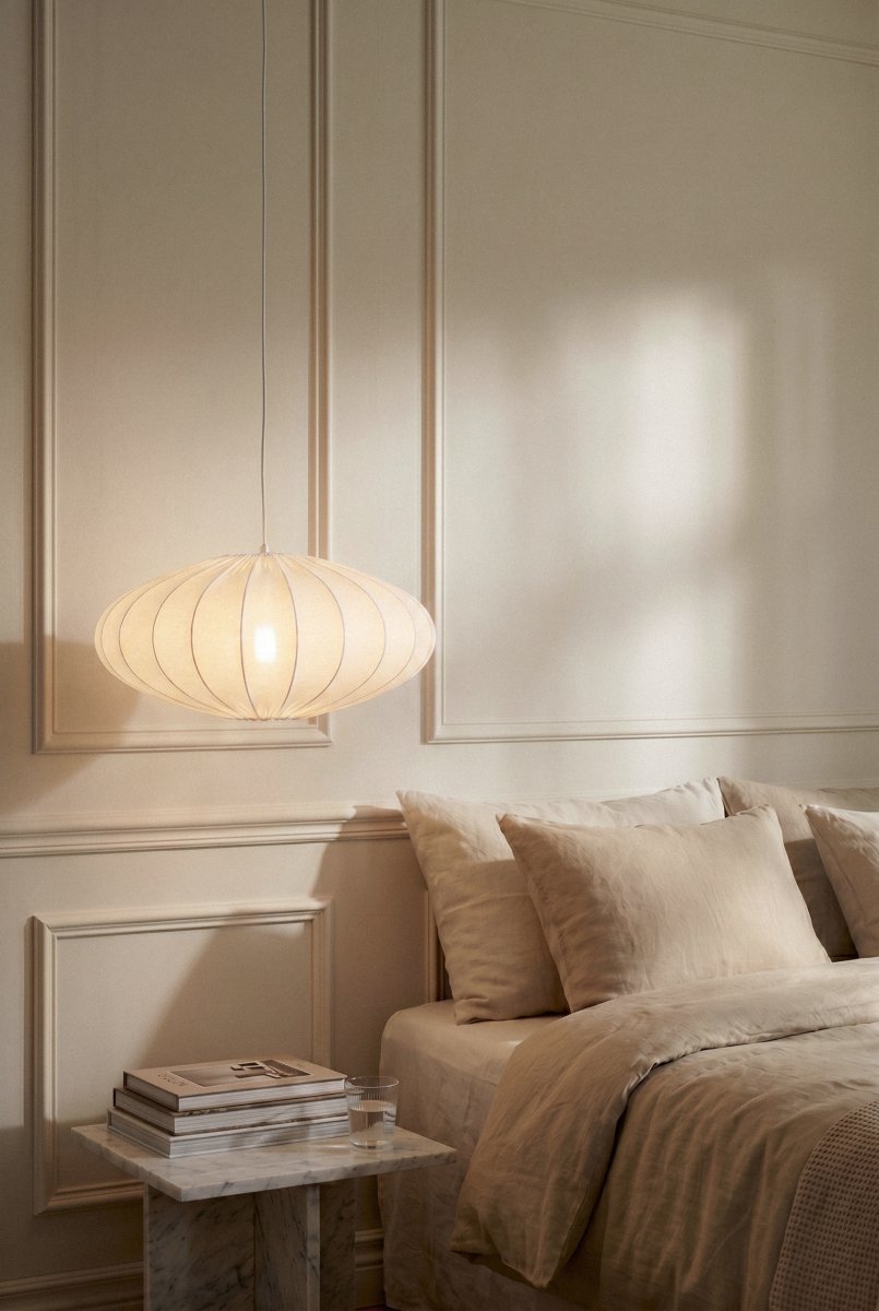 Solia Ø50 Blanco Lámpas de techo De Markslöjd - La pantalla de tela blanca tiene un di&aacute;metro de 50 cm y est&aacute; enmarcada por una malla, lo que le confiere su forma decorativa.