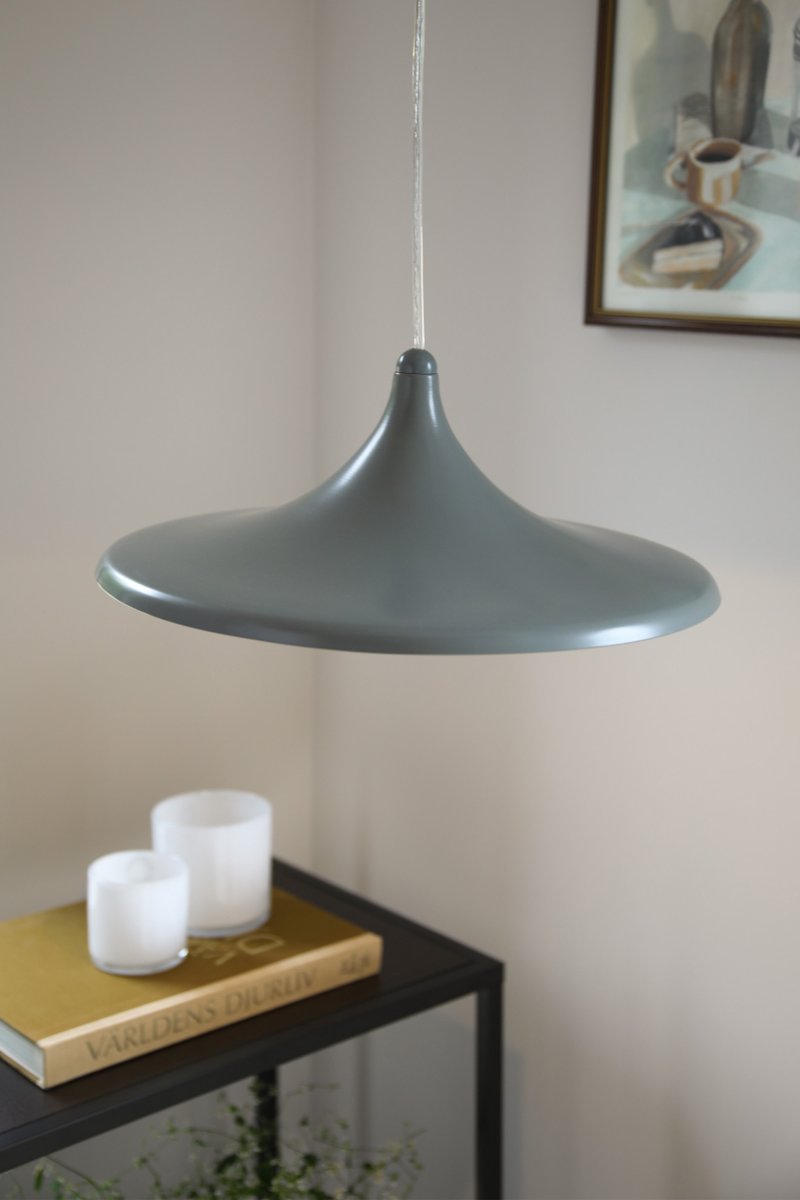 Beam Ø37 Gris Lámpas de techo De Markslöjd - Beam es una elegante l&aacute;mpara colgante de metal gris con una pantalla ligeramente curvada y un di&aacute;metro de 37 cm.