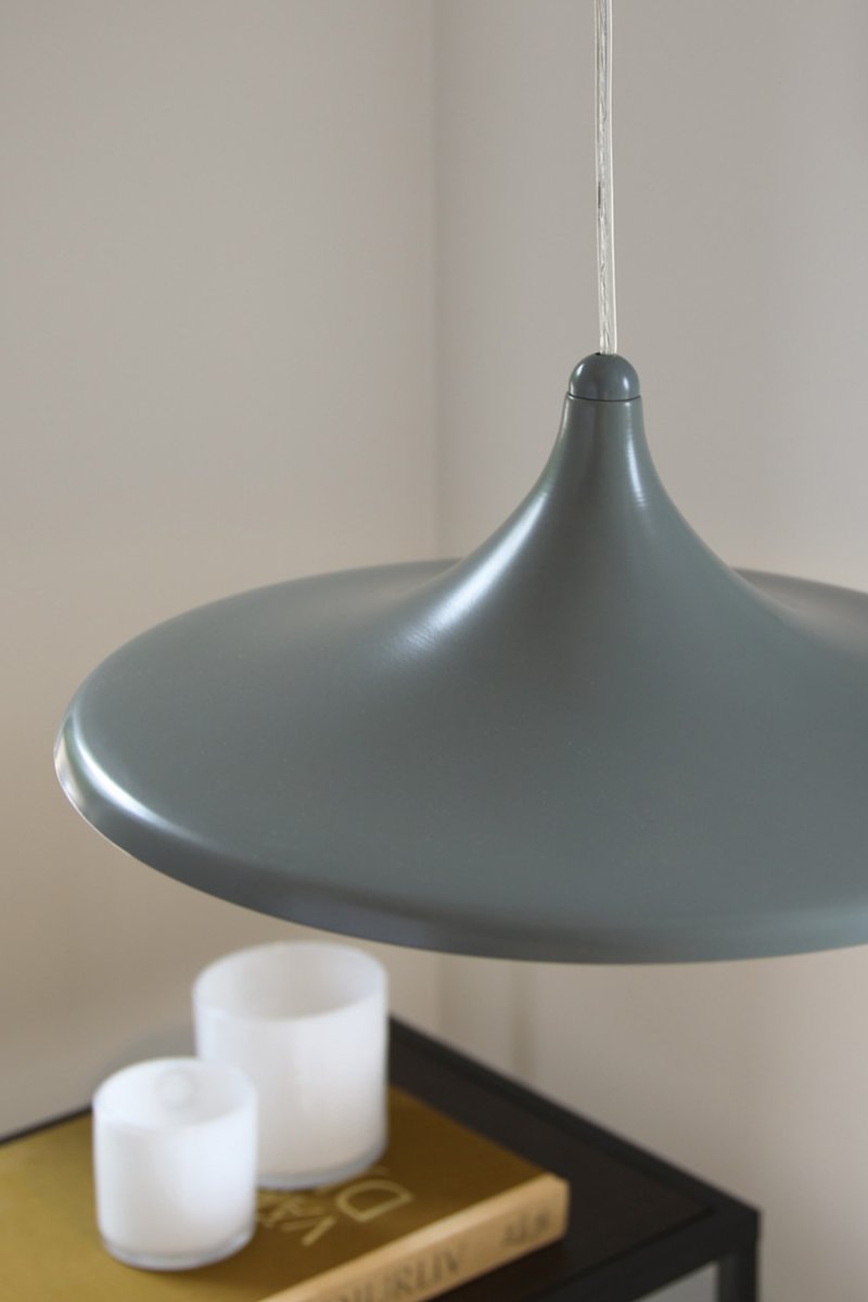 Beam Ø37 Gris Lámpas de techo De Markslöjd - Beam es una elegante l&aacute;mpara colgante de metal gris con una pantalla ligeramente curvada y un di&aacute;metro de 37 cm.
