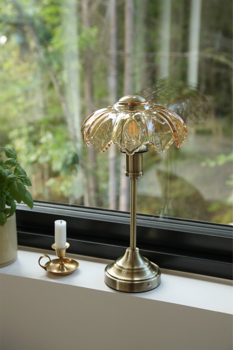 Kurage 35cm Latón antiguo/ámbar portátil De Markslöjd - Kurage es una elegante l&aacute;mpara de mesa port&aacute;til, fabricada en metal con acabado de lat&oacute;n antiguo y una pantalla decorativa de cristal color &aacute;mbar.