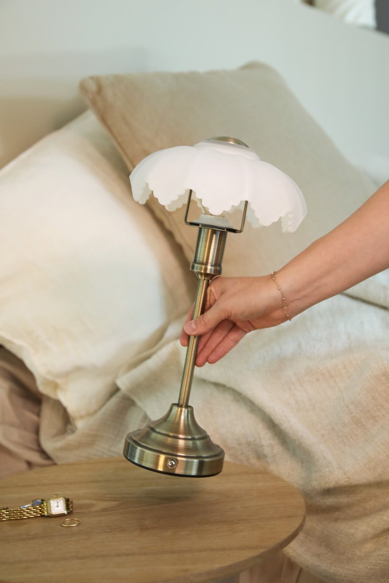 Kurage 35cm Latón antiguo/blanco portátil De Markslöjd - Kurage es una elegante l&aacute;mpara de mesa port&aacute;til de metal con acabado en lat&oacute;n antiguo y una pantalla decorativa de cristal blanco.