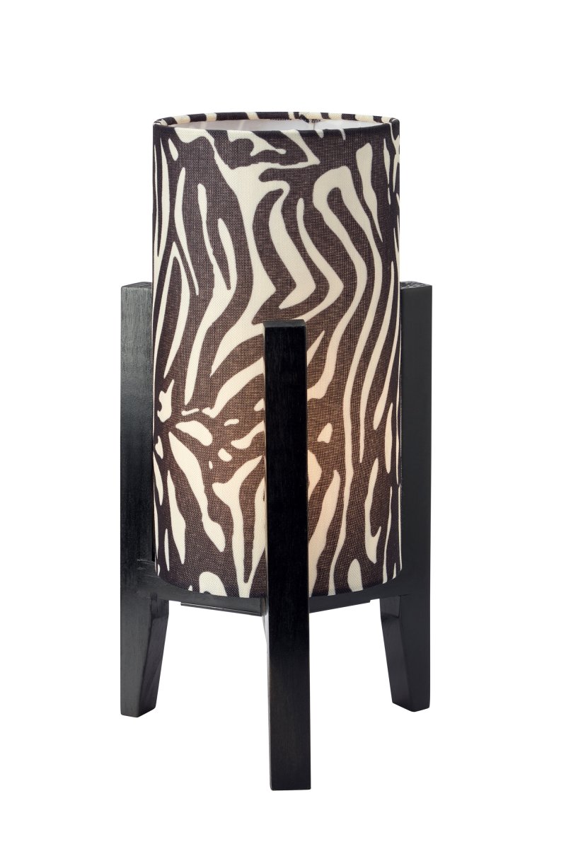 Eruca 34cm Cebra lámpara de mesa De Markslöjd - La base de madera negra armoniza a la perfecci&oacute;n con la pantalla cil&iacute;ndrica de tela con estampado de cebra en blanco y negro, otorg&aacute;ndole a la l&aacute;mpara un car&aacute;cter gr&aacute;fico y expresivo.