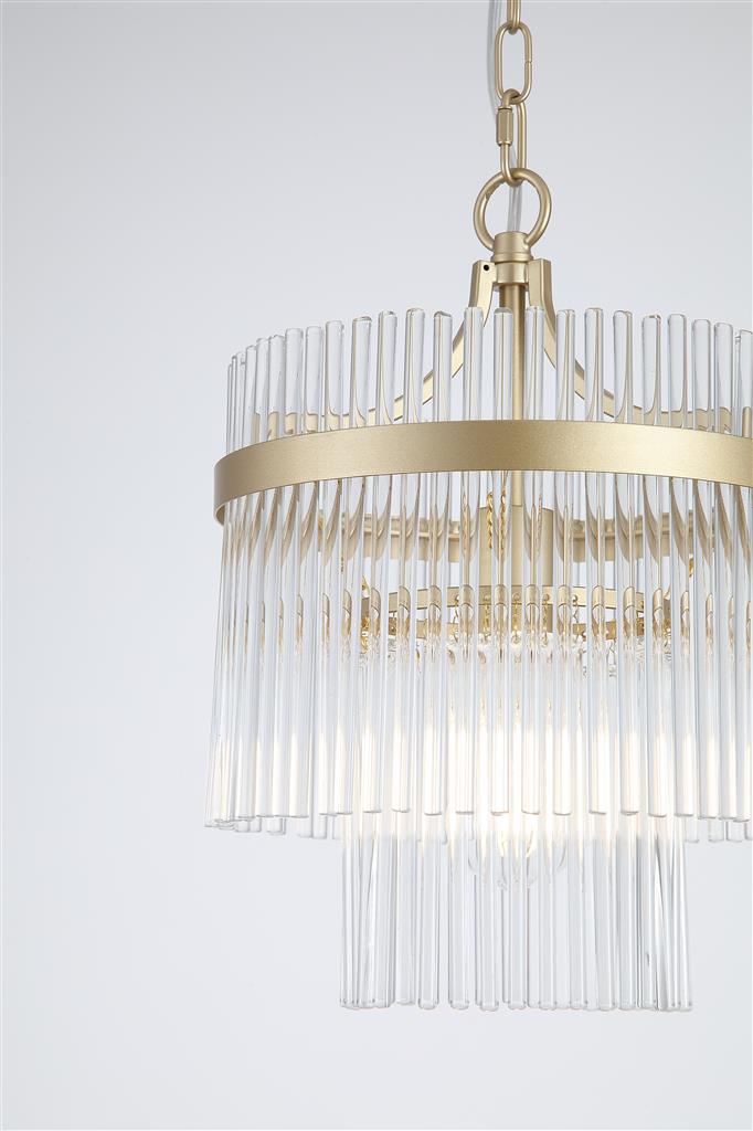 Lara Ø26 Oro cepillado cristal De Searchlight - Su estructura redonda de metal con acabado dorado cepillado est&aacute; adornada con varillas de vidrio transparente que captan y reflejan la luz como prismas, creando una luz suave y acogedora en la habitaci&oacute;n.