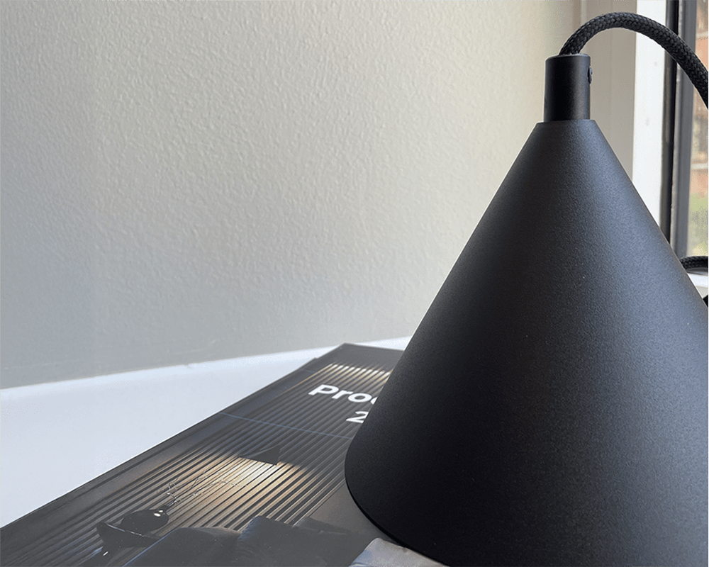 Tratt Micro Ø17 Negro Lámpas de techo De Westal - Fabricada en acero inoxidable con recubrimiento de polvo negro, es ideal para iluminar mesitas de noche, cocinas, cafeter&iacute;as y &aacute;reas de recepci&oacute;n.