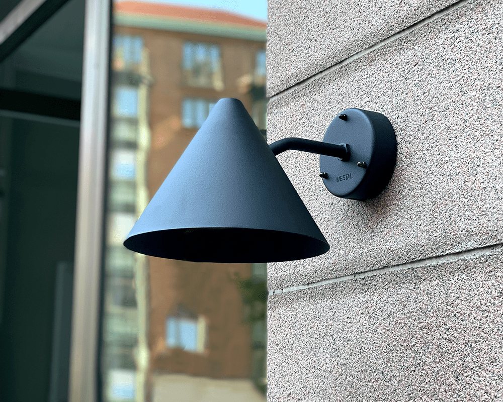 Tratt LED Negro lámpara de exterior De Westal - La parte trasera cuenta con dos terminales de entrada/salida y un terminal de conexi&oacute;n r&aacute;pida para una f&aacute;cil instalaci&oacute;n.