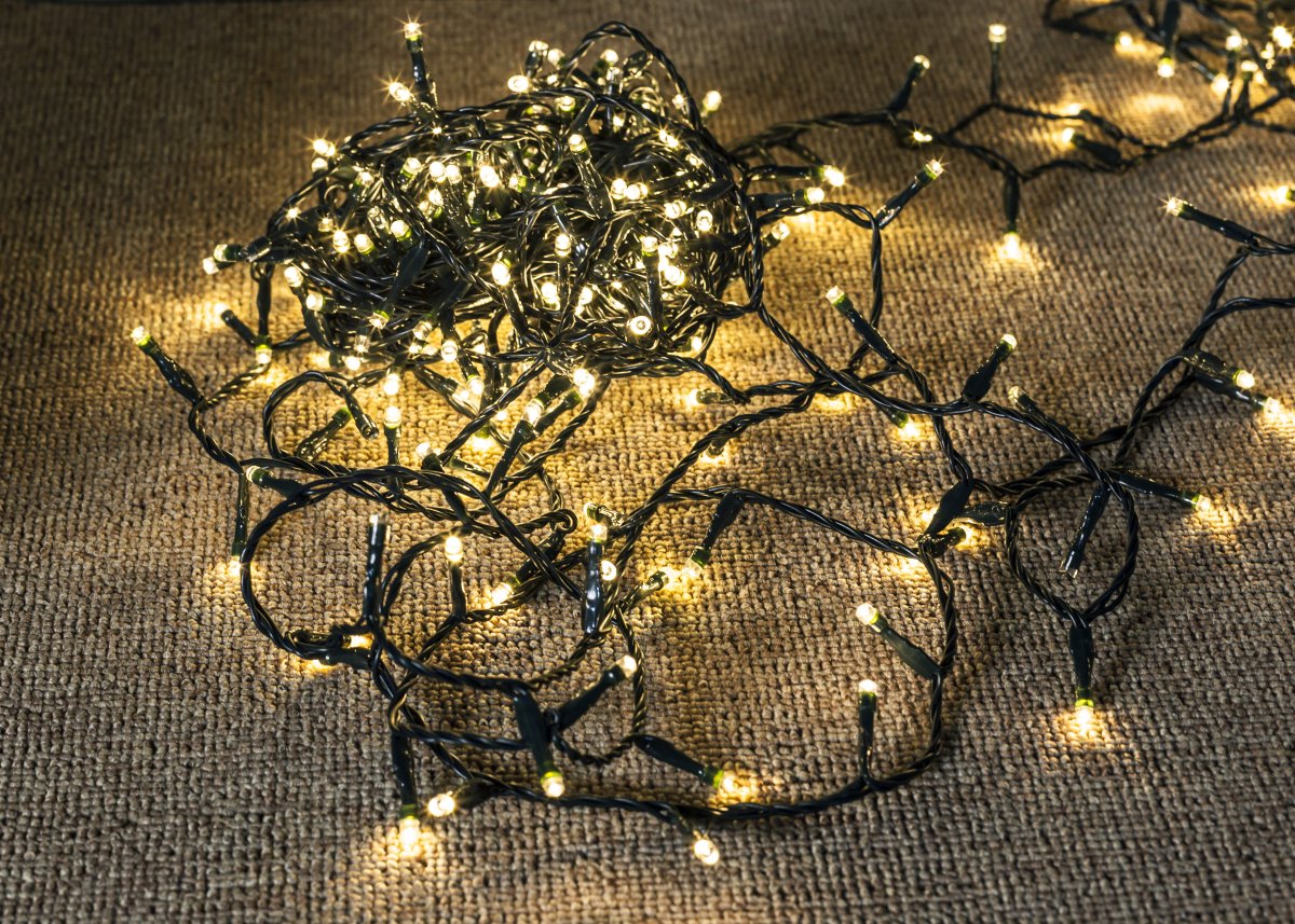 Guirnalda De Luces LED 18m Negro De Pixie Design - El regulador de intensidad integrado de 5 niveles y la funci&oacute;n de temporizador inteligente, que enciende la luz autom&aacute;ticamente durante 8 horas y la apaga durante 16 horas, le permiten ajustar f&aacute;cilmente la iluminaci&oacute;n a sus necesidades.