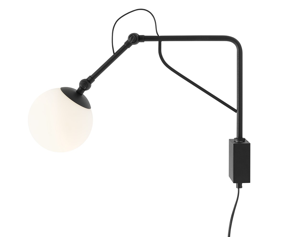 Soho 50cm Negro lámpara de pared De Artera - La lámpara presenta un elegante marco de metal negro mate y un globo opalino que emite una luz suave y cálida, creando una atmósfera acogedora en cualquier habitación.