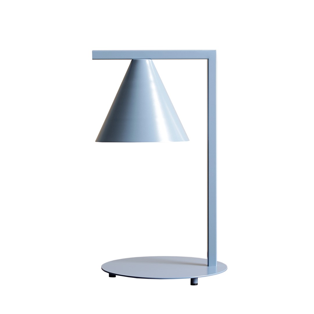 Form 40cm Azul lámpara de mesa De Artera - Gracias a su diseño atemporal y su color sutil, la lámpara se integra a la perfección en varios estilos de interior, al tiempo que añade un toque sofisticado y moderno a la habitación.