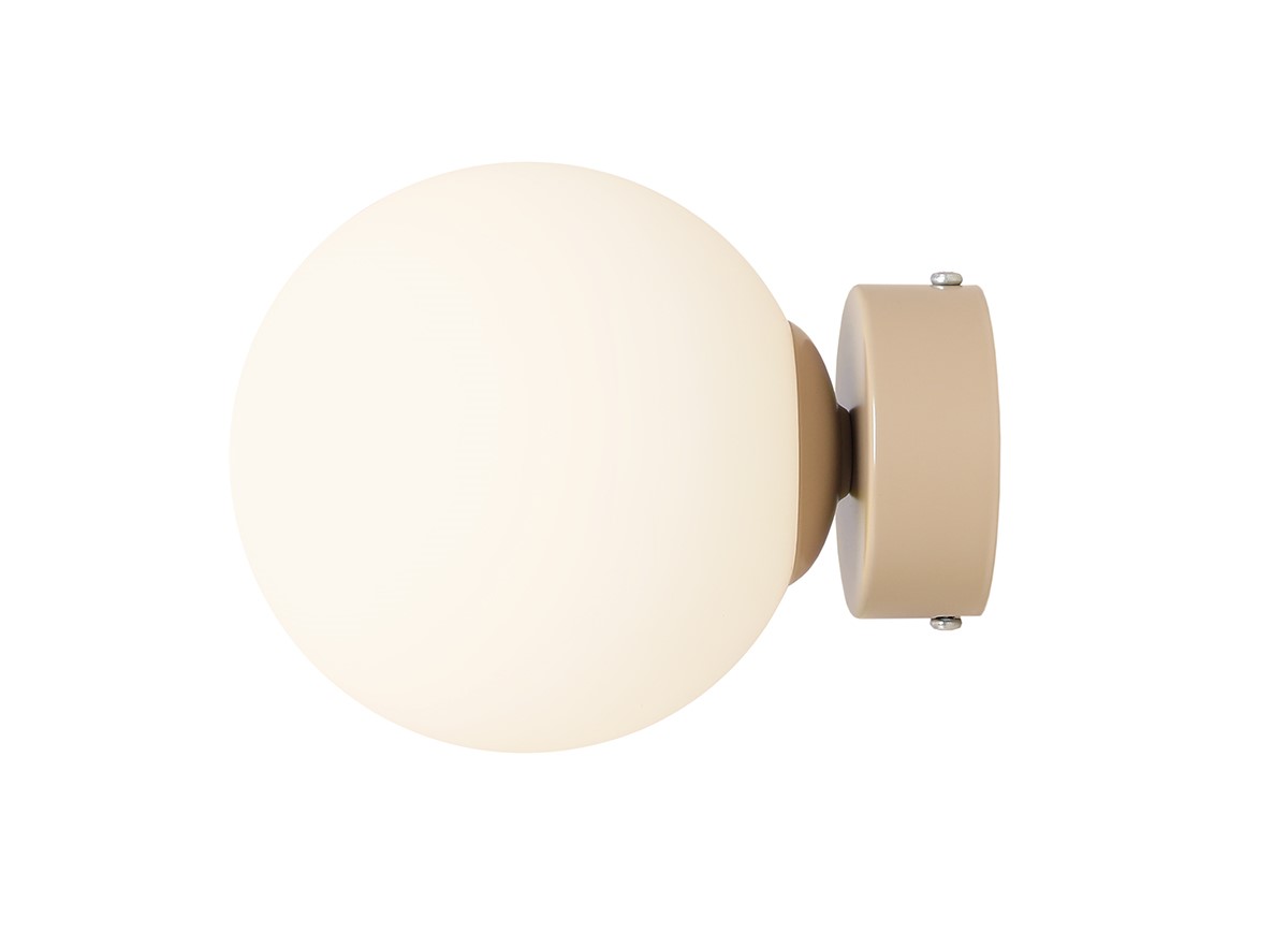 Ball Ø15 Beige lámpara de pared De Artera - Con su forma esférica simple y elegante, proporciona una luz suave y atmosférica que crea una atmósfera cálida y acogedora en cualquier habitación.