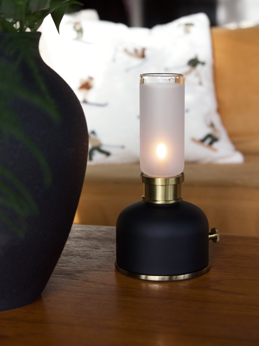 Frida 22cm Negro portátil De PR Home - Crea un ambiente c&aacute;lido y acogedor con una temperatura de color de aproximadamente 2000 Kelvin y un flujo luminoso de 20 a 40 l&uacute;menes, seg&uacute;n el nivel de atenuaci&oacute;n.