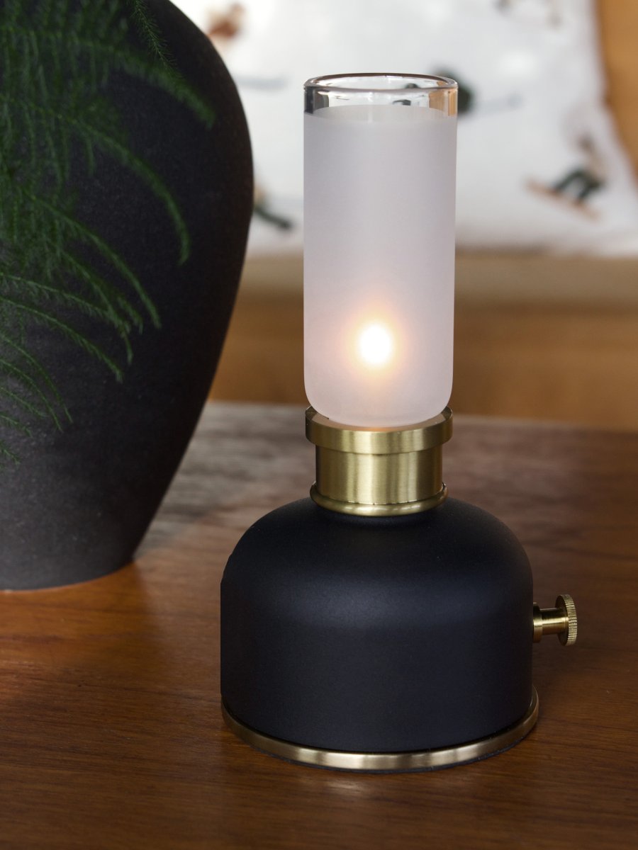 Frida 22cm Negro portátil De PR Home - Crea un ambiente c&aacute;lido y acogedor con una temperatura de color de aproximadamente 2000 Kelvin y un flujo luminoso de 20 a 40 l&uacute;menes, seg&uacute;n el nivel de atenuaci&oacute;n.