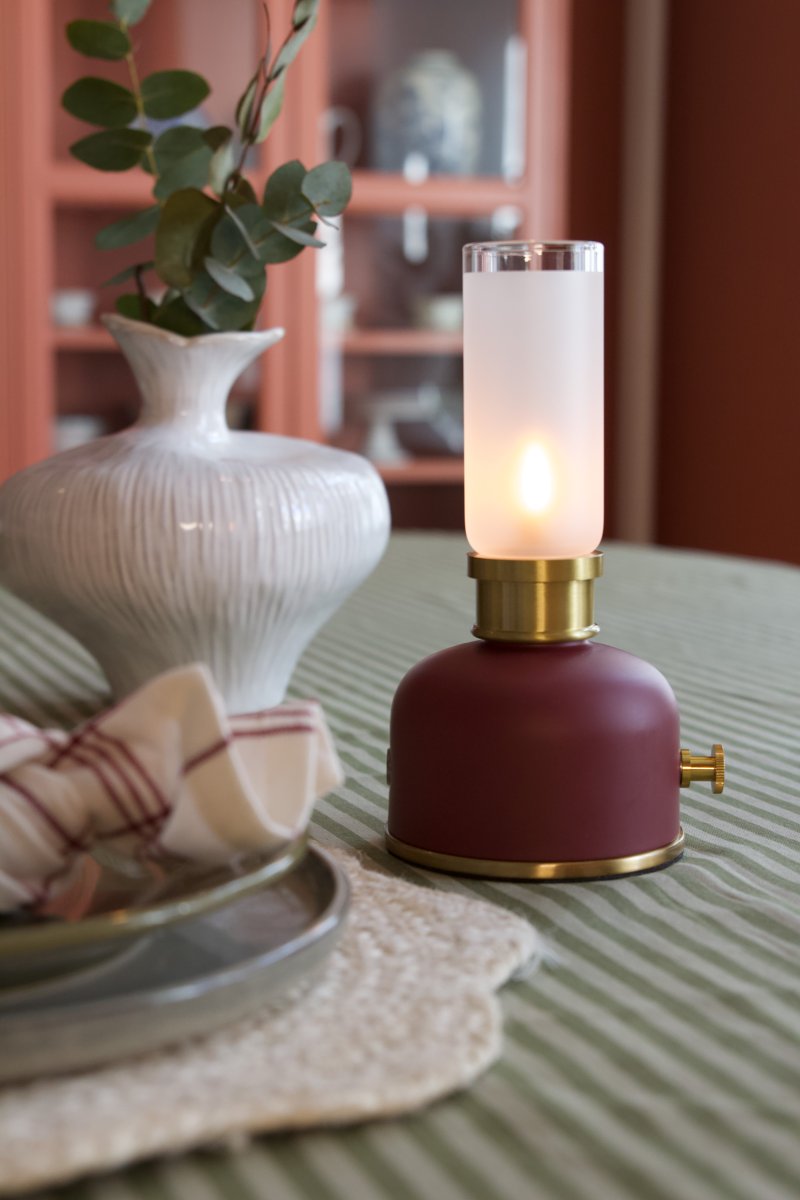 Frida 22cm Rojo oscuro portátil De PR Home - Crea un ambiente c&aacute;lido y acogedor con una temperatura de color de aproximadamente 2000 Kelvin y un flujo luminoso de 20 a 40 l&uacute;menes, seg&uacute;n el nivel de atenuaci&oacute;n.
