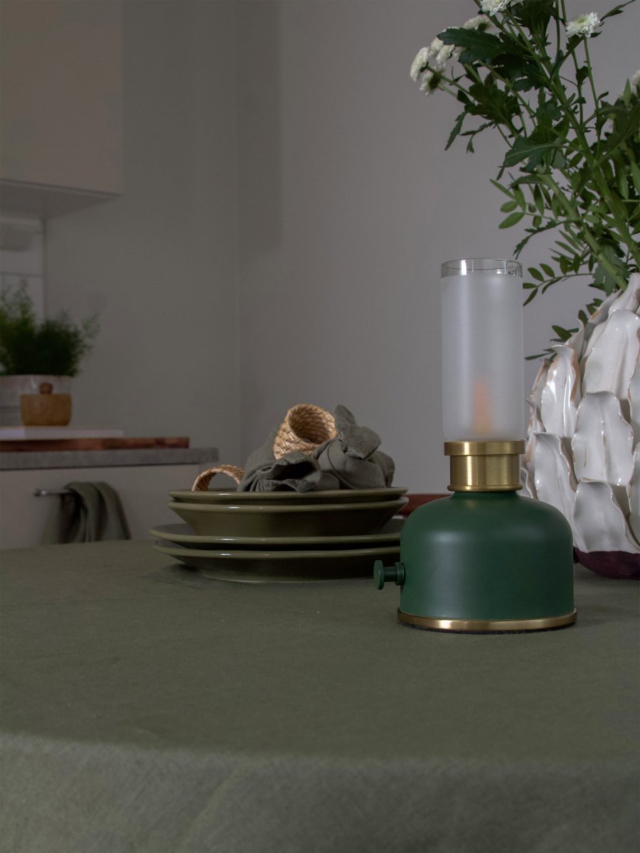 Frida 22cm verde oscuro portátil De PR Home - Crea un ambiente c&aacute;lido y acogedor con una temperatura de color de aproximadamente 2000 Kelvin y un flujo luminoso de 20 a 40 l&uacute;menes, seg&uacute;n el nivel de atenuaci&oacute;n.