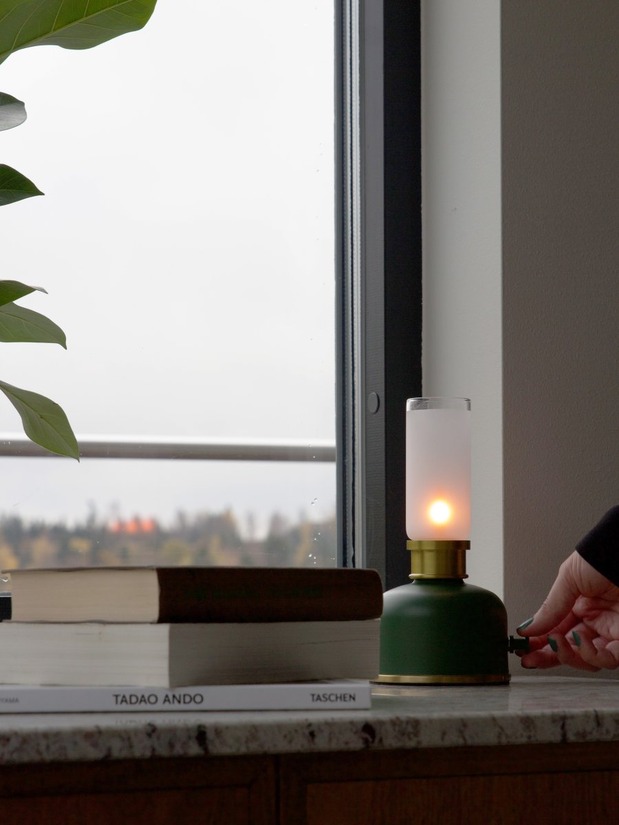 Frida 22cm verde oscuro portátil De PR Home - Crea un ambiente c&aacute;lido y acogedor con una temperatura de color de aproximadamente 2000 Kelvin y un flujo luminoso de 20 a 40 l&uacute;menes, seg&uacute;n el nivel de atenuaci&oacute;n.