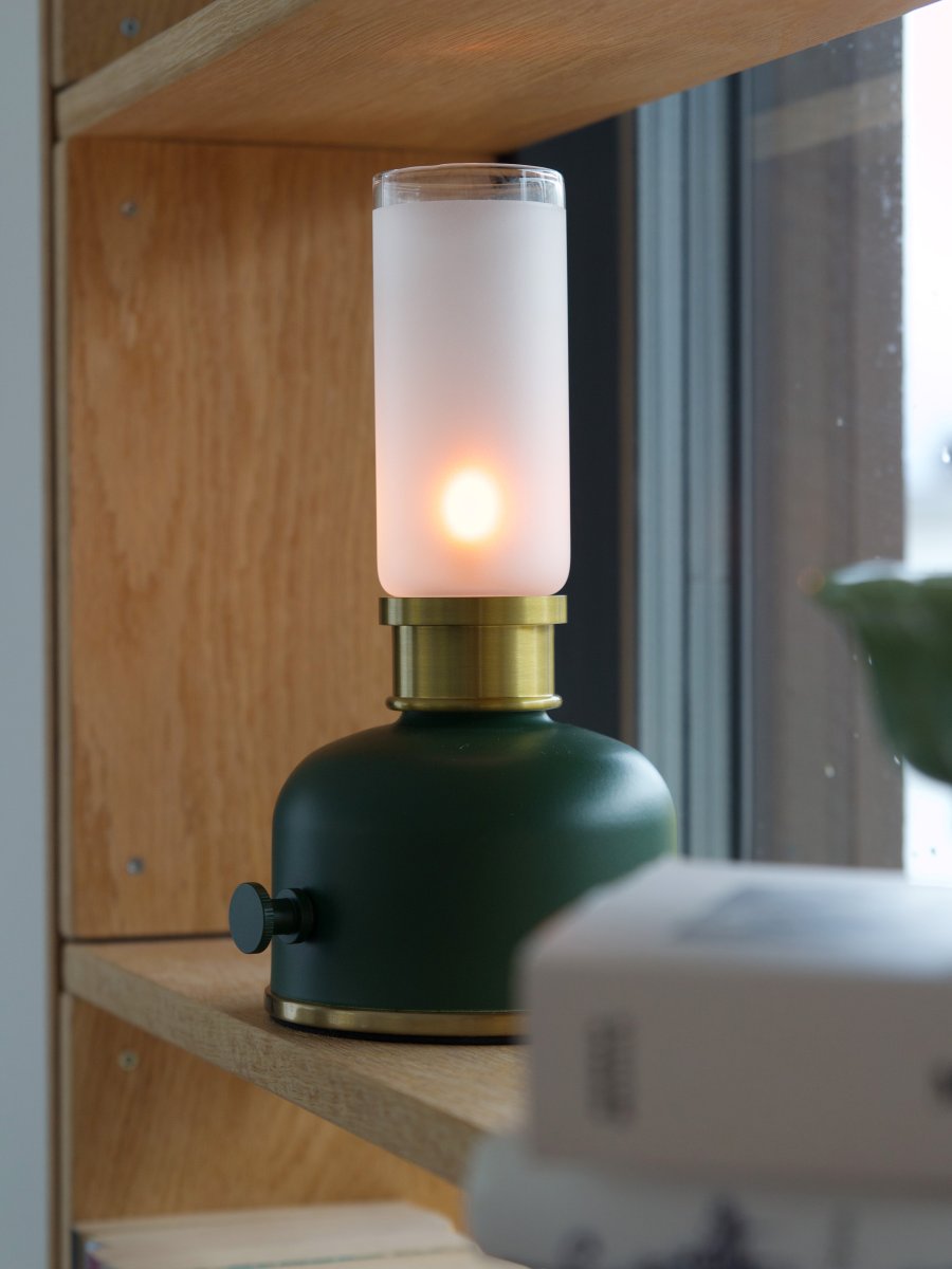 Frida 22cm verde oscuro portátil De PR Home - Crea un ambiente c&aacute;lido y acogedor con una temperatura de color de aproximadamente 2000 Kelvin y un flujo luminoso de 20 a 40 l&uacute;menes, seg&uacute;n el nivel de atenuaci&oacute;n.