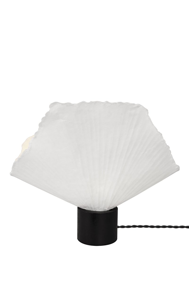 Tropez 35cm En blanco y negro lámpara de mesa De Globen Lighting - Tropez es una l&aacute;mpara de mesa artesanal de papel mach&eacute;.