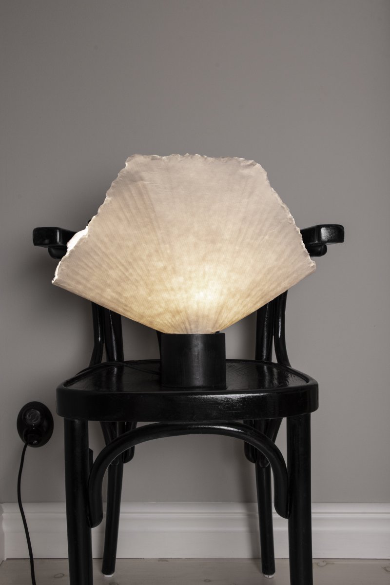 Tropez 35cm En blanco y negro lámpara de mesa De Globen Lighting - Tropez es una l&aacute;mpara de mesa artesanal de papel mach&eacute;.