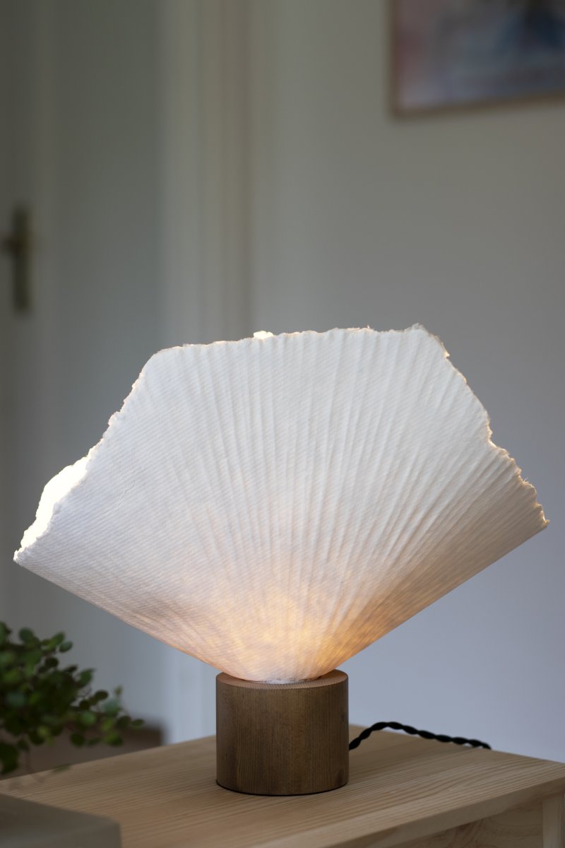 Tropez 35cm Roble/blanco lámpara de mesa De Globen Lighting - Tropez es una lámpara de mesa artesanal de papel maché.