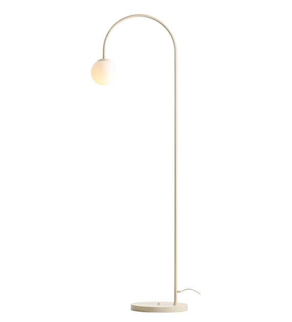 Una Blanco cremoso lámpara de pie De Artera - La lámpara de pie Una, hecha de metal color crema y cristal blanco, presenta un diseño curvo y elegante que aporta un toque moderno y alegre a cualquier estancia.