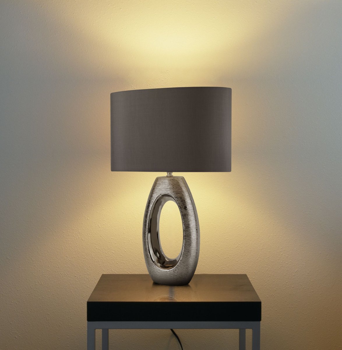 Artisan 60cm Cromo lámpara de mesa De Searchlight - Con su elegante diseño y materiales contrastantes, esta lámpara no solo es una fuente de luz funcional, sino también un elemento artístico en su hogar.