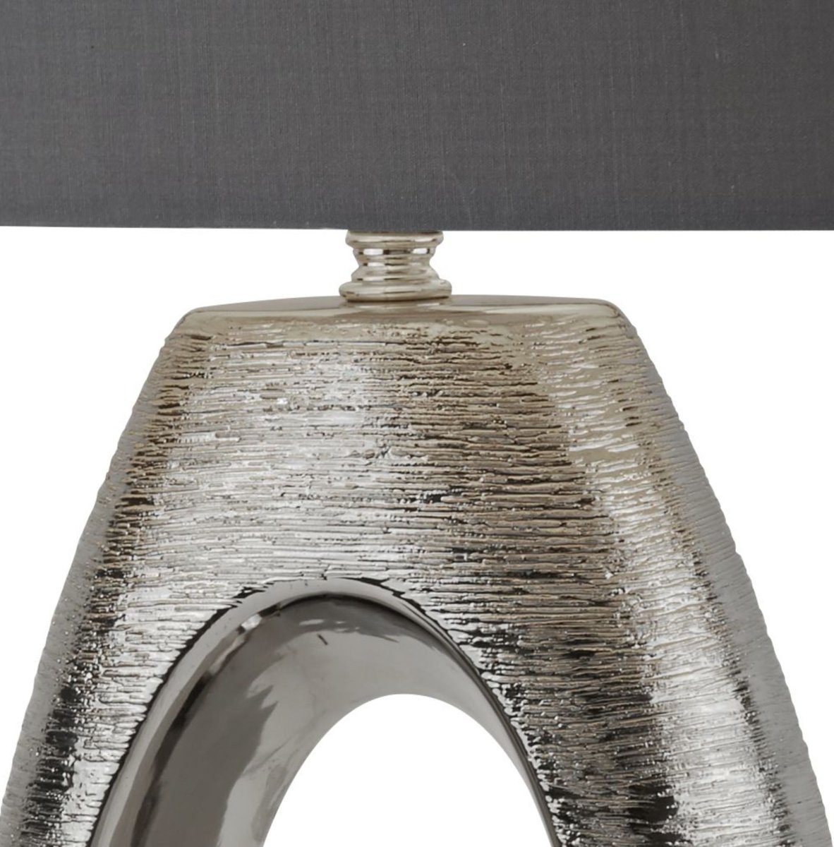 Artisan 60cm Cromo lámpara de mesa De Searchlight - Con su elegante diseño y materiales contrastantes, esta lámpara no solo es una fuente de luz funcional, sino también un elemento artístico en su hogar.
