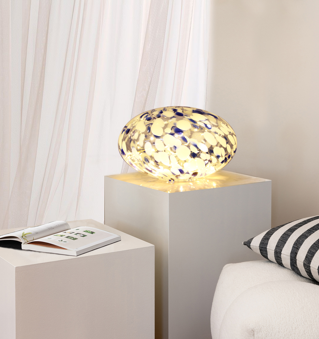 Sten 15cm Azul/blanco lámpara de mesa De Pixie Design - La l&aacute;mpara de piedra de Pixie Design tiene un hermoso dise&ntilde;o con una superficie jaspeada en azul.