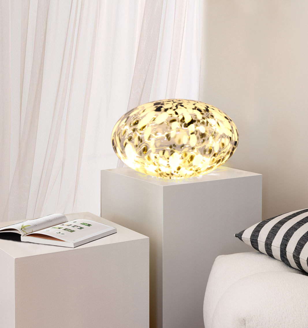 Sten 15cm En blanco y negro lámpara de mesa De Pixie Design - La l&aacute;mpara de piedra de Pixie Design tiene un hermoso dise&ntilde;o con una superficie jaspeada en blanco y negro.