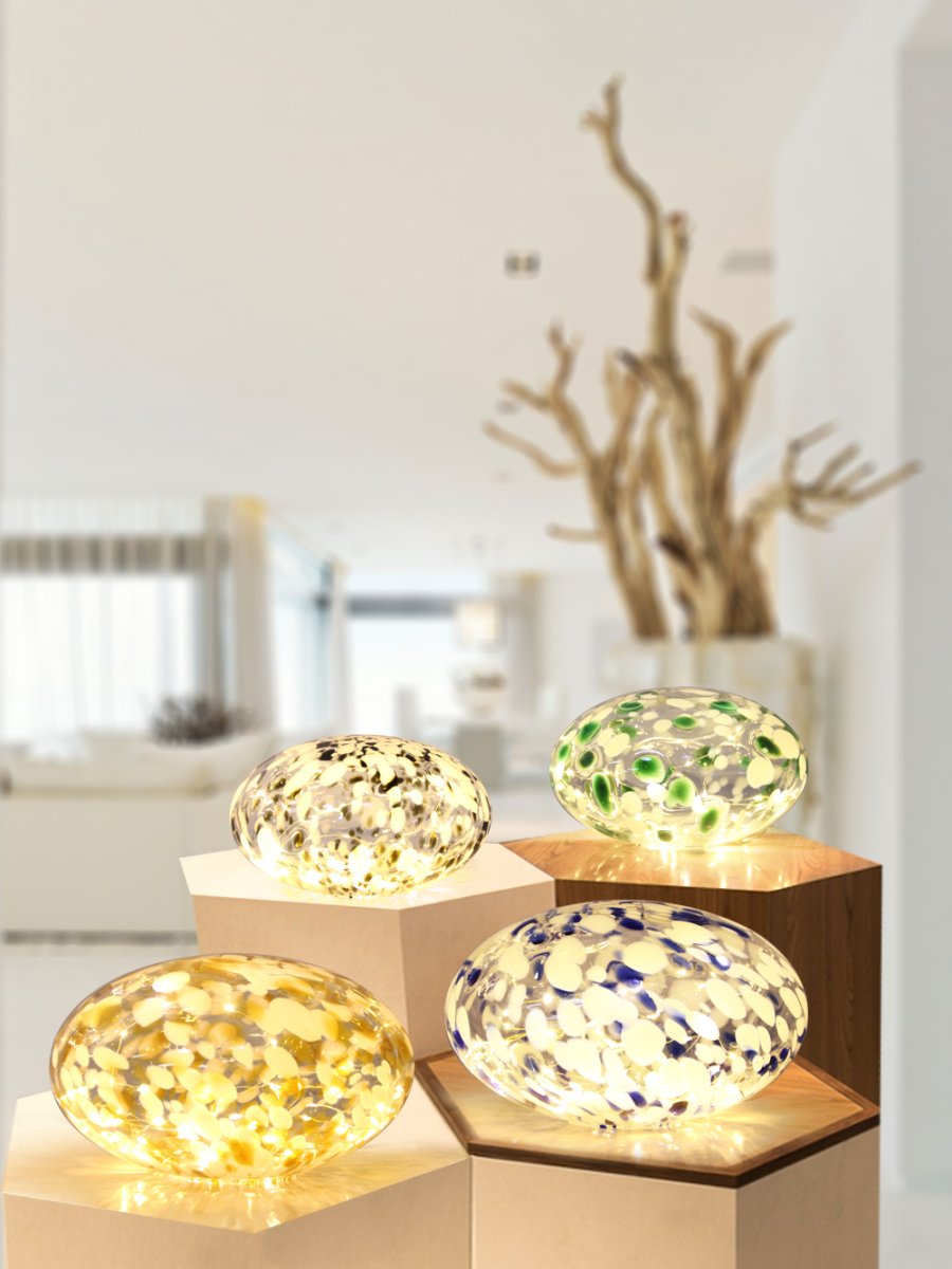 Sten 15cm Azul/blanco lámpara de mesa De Pixie Design - La l&aacute;mpara de piedra de Pixie Design tiene un hermoso dise&ntilde;o con una superficie jaspeada en azul.