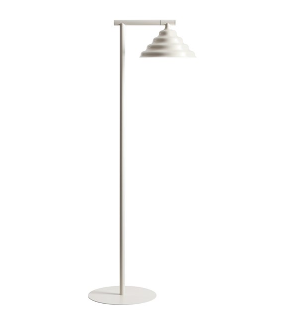 Wave Blanco cremoso lámpara de pie De Artera - Su elegante pantalla ondulada le da un aspecto único y emite una luz dirigida y suave.