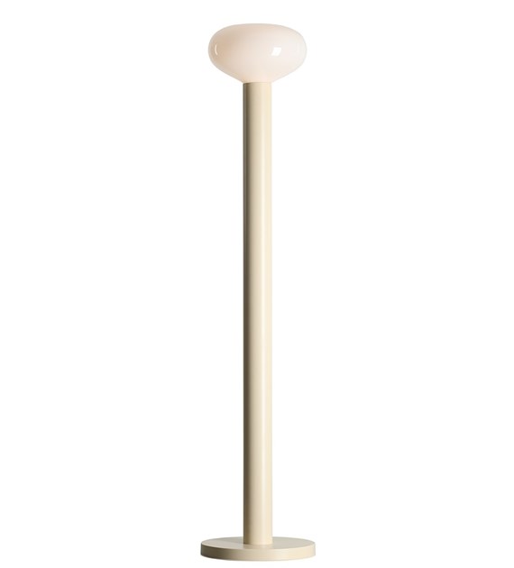 Imagen ampliada de Flo Blanco cremoso lámpara de pie De Artera - Presenta un elegante marco en blanco crema y una pantalla redonda de cristal blanco que emite una luz suave y agradable.