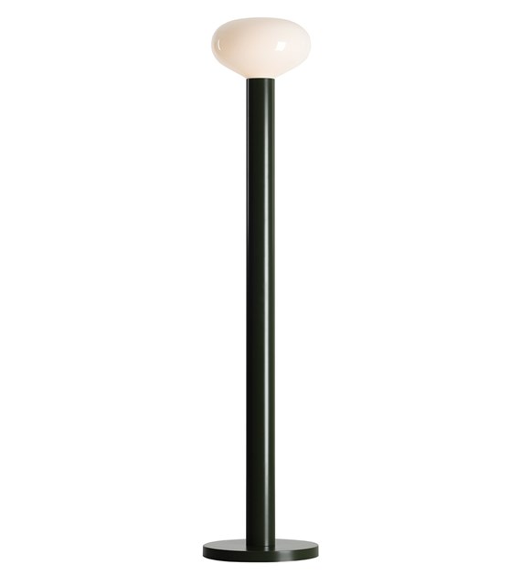 Imagen ampliada de Flo Verde oscuro lámpara de pie De Artera - Presenta un elegante marco verde oscuro y una pantalla redonda de cristal blanco que emite una luz suave y agradable.