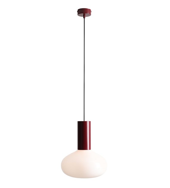 Imagen ampliada de Flo Ø26 borgoña Lámpas de techo De Artera - Presenta un elegante marco burdeos y una pantalla redonda de vidrio blanco que emite una luz suave y agradable.