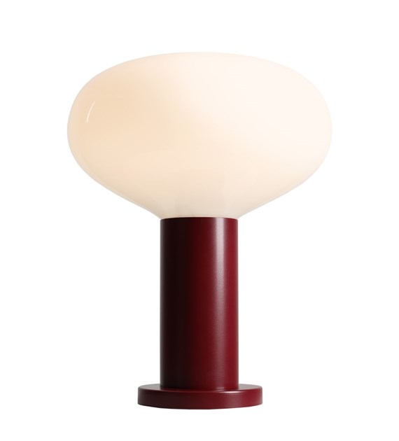 Imagen ampliada de Flo 33cm borgoña lámpara de mesa De Artera - Presenta una elegante estructura color burdeos y una pantalla redonda de vidrio blanco que emite una luz suave y agradable.