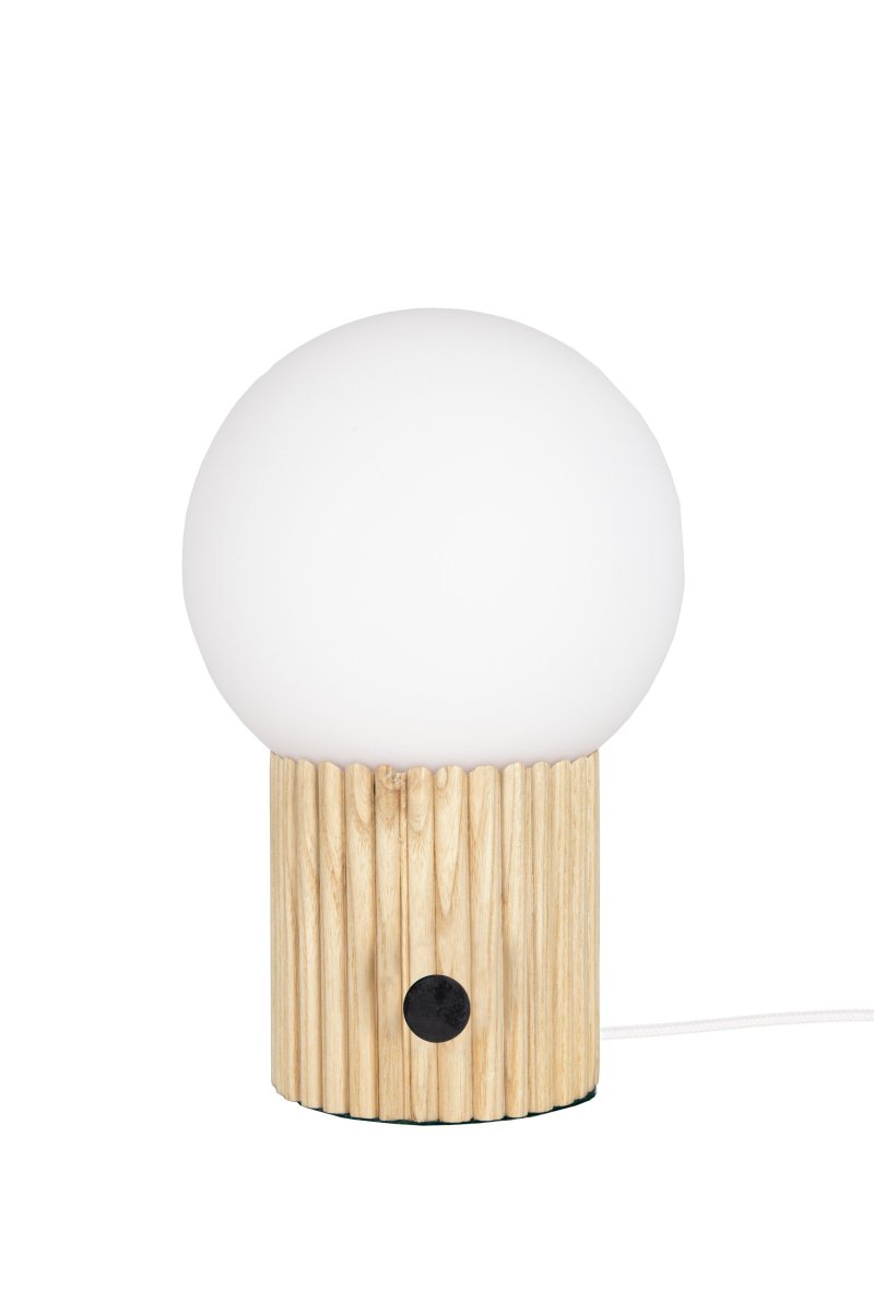 Hubble 32cm Naturaleza lámpara de mesa De Globen Lighting - Con su base de l&aacute;mpara acanalada hecha de madera clara cortada con l&aacute;ser, interruptores giratorios negros y pantalla de vidrio blanco mate, esta es una l&aacute;mpara de moda.