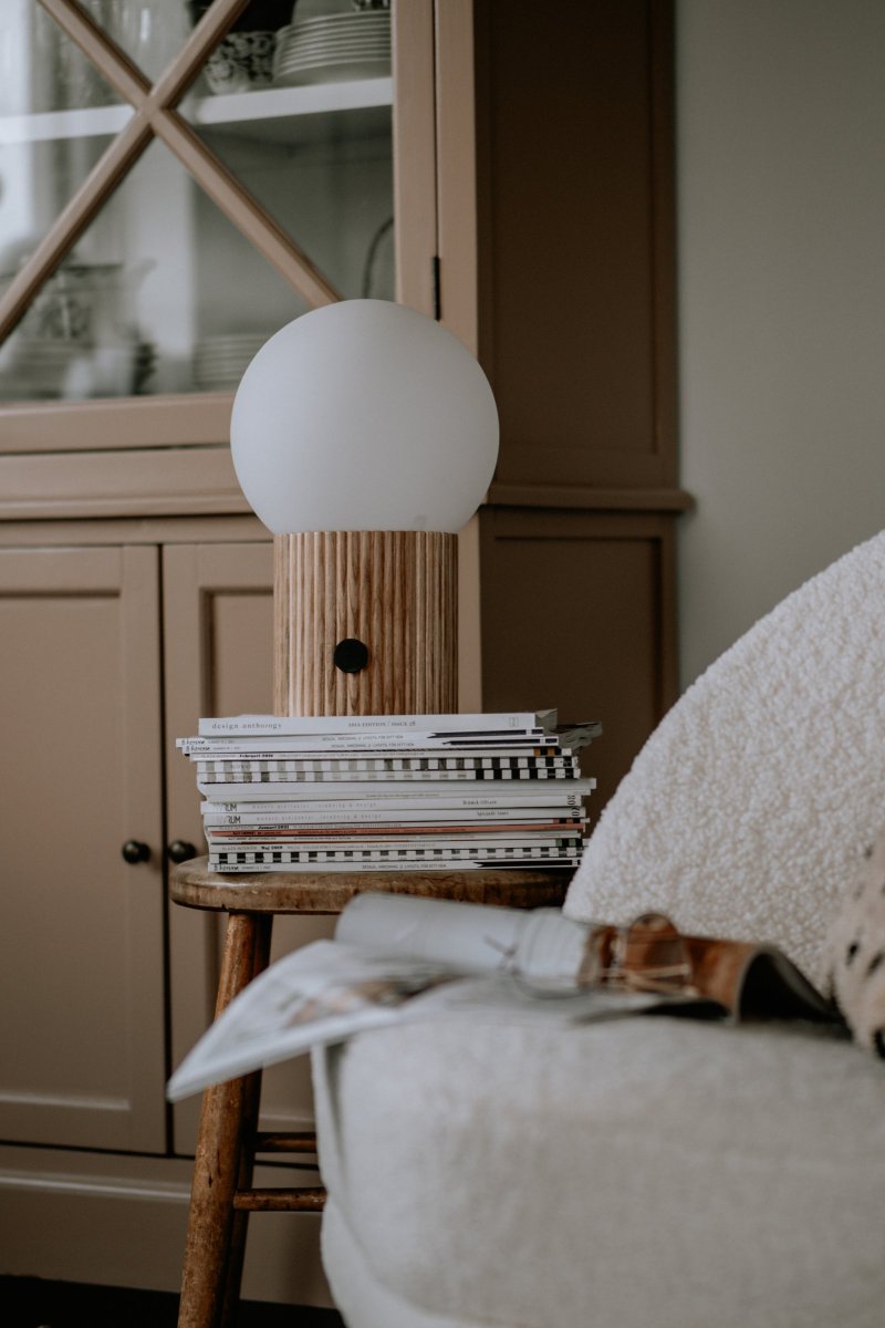 Hubble 32cm Naturaleza lámpara de mesa De Globen Lighting - Con su base de l&aacute;mpara acanalada hecha de madera clara cortada con l&aacute;ser, interruptores giratorios negros y pantalla de vidrio blanco mate, esta es una l&aacute;mpara de moda.