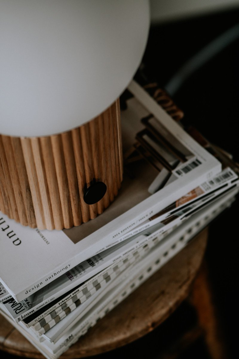 Hubble 32cm Naturaleza lámpara de mesa De Globen Lighting - Con su base de l&aacute;mpara acanalada hecha de madera clara cortada con l&aacute;ser, interruptores giratorios negros y pantalla de vidrio blanco mate, esta es una l&aacute;mpara de moda.