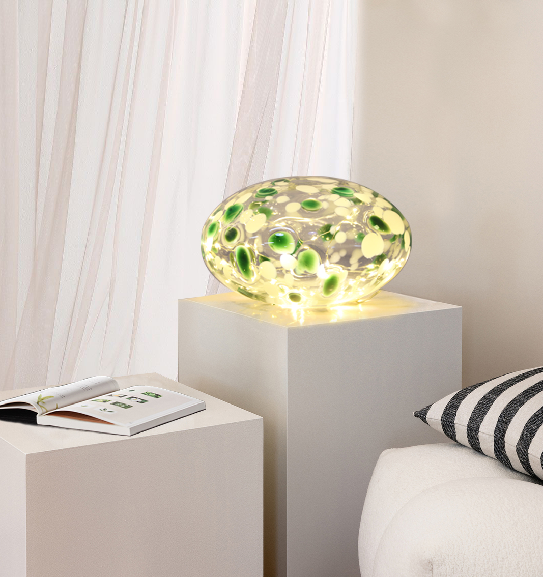 Sten 15cm Verde/Blanco lámpara de mesa De Pixie Design - La l&aacute;mpara de piedra de Pixie Design tiene un hermoso dise&ntilde;o con una superficie jaspeada en verde y blanco.