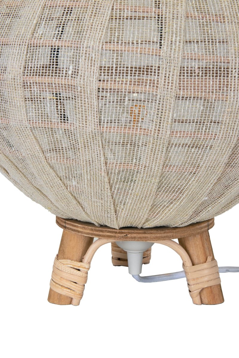 Borneo 37cm Naturaleza lámpara de mesa De Globen Lighting - La lámpara está hecha de ratán natural y tela de lino de color crema y tiene un cable textil blanco de 200 cm de largo con interruptor y enchufe.
