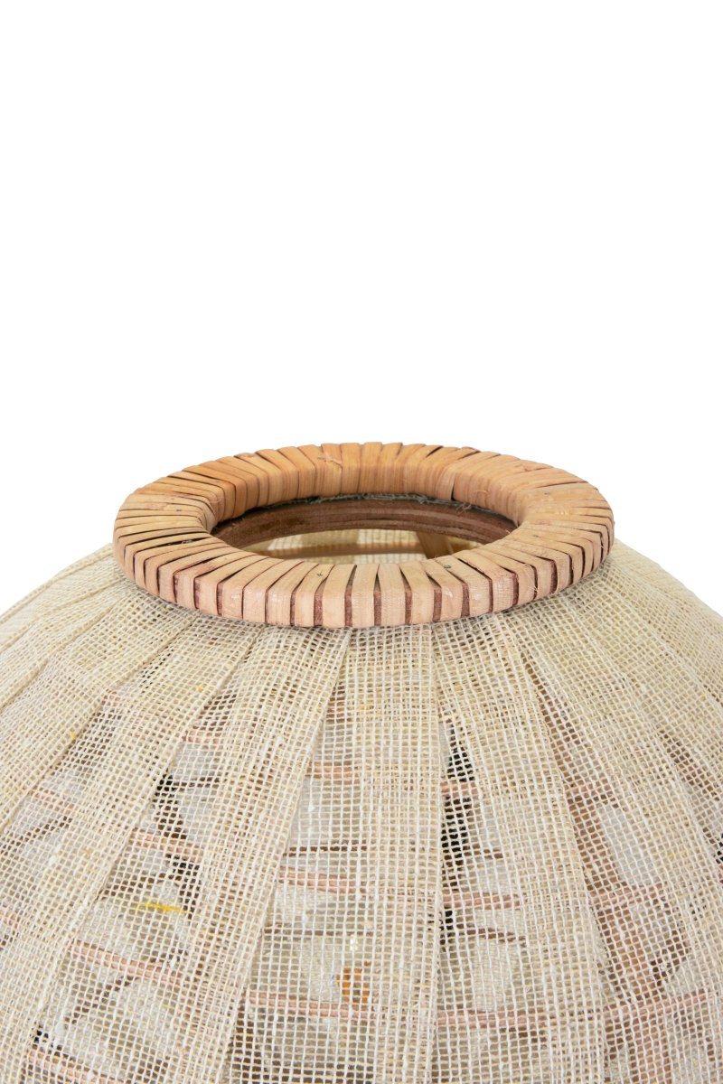 Borneo 37cm Naturaleza lámpara de mesa De Globen Lighting - La lámpara está hecha de ratán natural y tela de lino de color crema y tiene un cable textil blanco de 200 cm de largo con interruptor y enchufe.