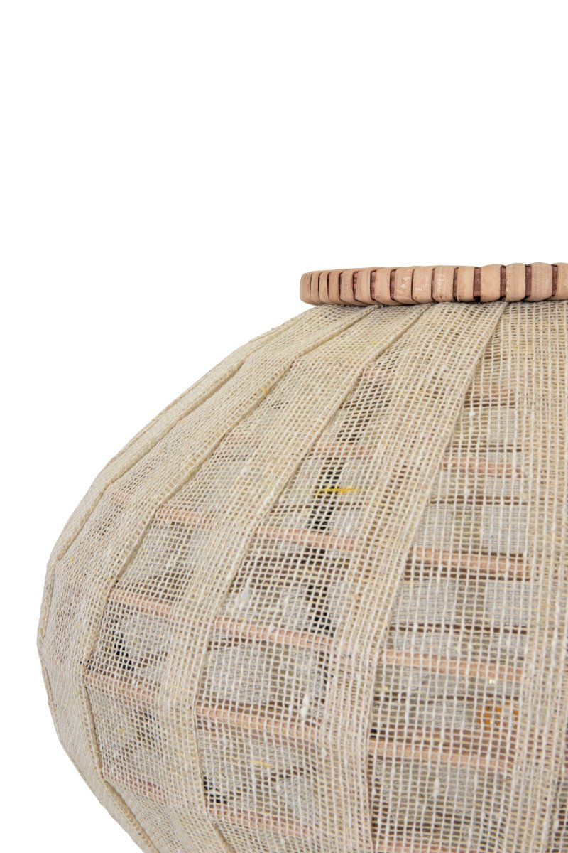 Borneo 37cm Naturaleza lámpara de mesa De Globen Lighting - La lámpara está hecha de ratán natural y tela de lino de color crema y tiene un cable textil blanco de 200 cm de largo con interruptor y enchufe.